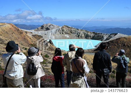 草津白根山 エメラルドグリーンの湯釜 草津白根山 エメラルドグリーンの湯釜 143776623