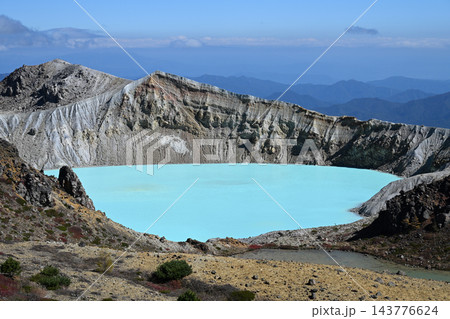 草津白根山 エメラルドグリーンの湯釜 草津白根山 エメラルドグリーンの湯釜 143776624
