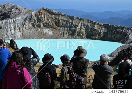 草津白根山 エメラルドグリーンの湯釜 草津白根山 エメラルドグリーンの湯釜 143776625