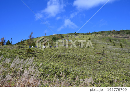 草津白根山　湯釜の展望台へ続く登山道 143776709