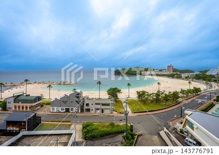 日本・和歌山・白良浜:高台から望む白い砂浜とエメラルドグリーンの海が描く美しい弓状の海岸線 日本・和歌山・白良浜:高台から望む白い砂浜とエメラルドグリーンの海が描く美しい弓状の海岸線 143776791