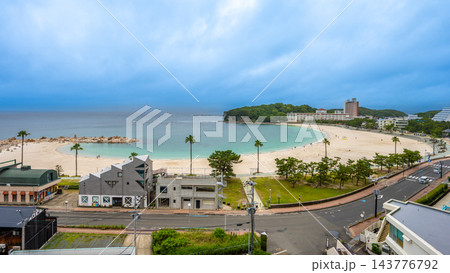 日本・和歌山・白良浜:高台から望む白い砂浜とエメラルドグリーンの海が描く美しい弓状の海岸線 日本・和歌山・白良浜:高台から望む白い砂浜とエメラルドグリーンの海が描く美しい弓状の海岸線 143776792