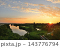 福島潟に沈む夕日と夕焼け空（新潟県新潟市） 143776794