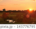 福島潟に沈む夕日と夕焼け空（新潟県新潟市） 143776795