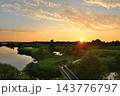 福島潟に沈む夕日と夕焼け空（新潟県新潟市） 143776797