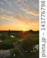 福島潟に沈む夕日と夕焼け空（新潟県新潟市） 143776798