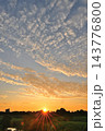 福島潟に沈む夕日と夕焼け空（新潟県新潟市） 143776800