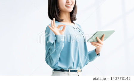 OKポーズをする女性・ビジネスウーマン 143778143