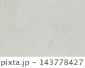 白いコテ跡の残る漆喰の壁 143778427