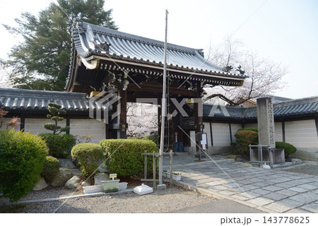 本願寺山科別院　山門　京都市山科区東野狐藪町 143778625