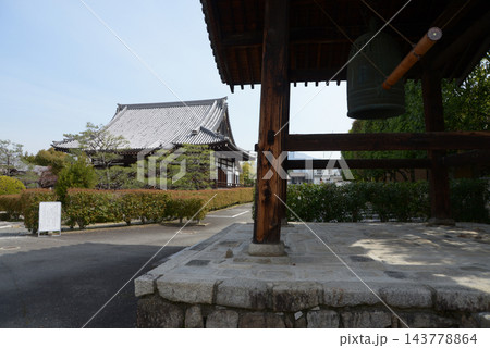 阿弥陀寺　本堂と鐘楼　京都市上京区鶴山町 143778864