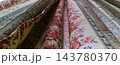 花模様のカーテンを下から見上げた画像 143780370