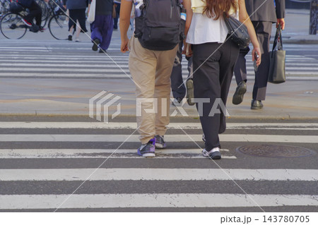 人々が行き交う都市の横断歩道 143780705