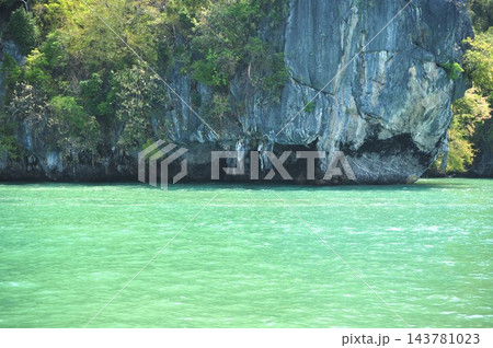 タイ・パンガー湾の複雑な岩壁とエメラルドグリーンの海 タイ・パンガー湾の複雑な岩壁とエメラルドグリーンの海 143781023