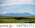 旭川空港周辺から撮影した十勝岳連峰と着陸する飛行機 143781171