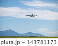 旭川空港周辺から撮影した十勝岳連峰と着陸する飛行機 143781173