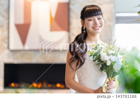 レストランウエディングでカジュアルなドレスを着て微笑む若い新婦 143781188