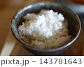 炊き立て白ごはんを盛った一人分の茶碗。和食のクローズアップ。 143781643