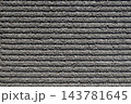 グレーの凹凸ボーダー。粗い横縞の背景テクスチャ。 143781645