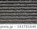 グレーの凹凸ボーダー。粗い横縞の背景テクスチャ。 143781646