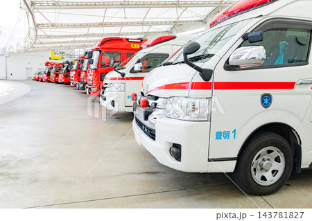 消防署に待機している消防車・救急車 消防署に待機している消防車・救急車 143781827