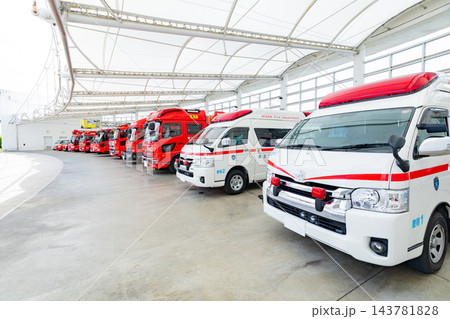 消防署に待機している消防車・救急車 143781828