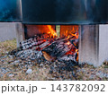 キャンプで炭火を焚く様子 143782092