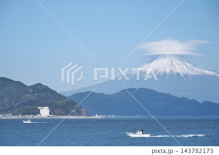 【静岡県】笠雲をかぶる雪の富士山と海を走る船 三保 143782173