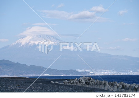 【静岡県】笠雲をかぶる雪の富士山とテトラポッドの海岸 三保 143782174