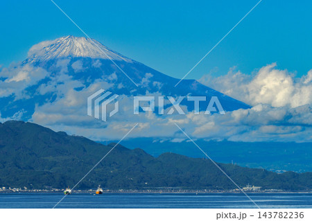 【静岡県】秋の雲間に冠雪の富士山と駿河湾 三保 【静岡県】秋の雲間に冠雪の富士山と駿河湾 三保 143782236