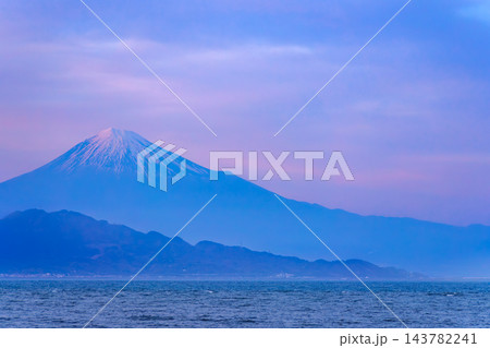 【静岡県】紫色の夕暮れに染まる富士山と駿河湾 三保 【静岡県】紫色の夕暮れに染まる富士山と駿河湾 三保 143782241