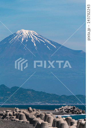 【静岡県】テトラポッドの向こうにそびえる雪の富士山 縦位置 143782243