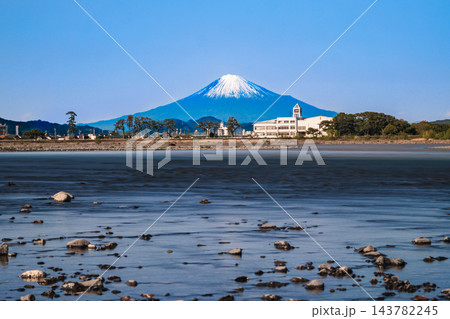 【静岡県】安倍川の流れの向こうにそびえる雪の富士山 春 【静岡県】安倍川の流れの向こうにそびえる雪の富士山 春 143782245
