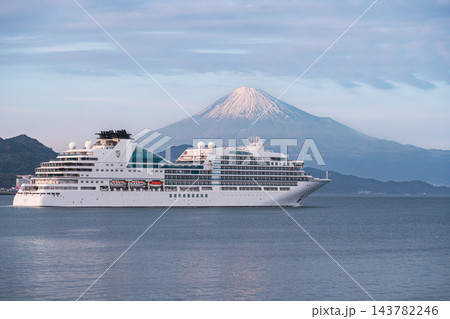 【静岡県】淡い夕空と富士山 白い大型客船が行く安倍川河口の海 【静岡県】淡い夕空と富士山 白い大型客船が行く安倍川河口の海 143782246