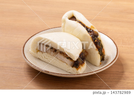 台湾角煮バーガー　グアバオ（中華蒸しパン） 143782989