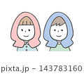 防災頭巾をかぶった小学生の男の子と女の子のイラスト 143783160
