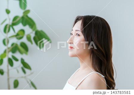 美しい横顔と鼻筋、フェイスラインが印象的な女性。美容・ビューティー 143783581