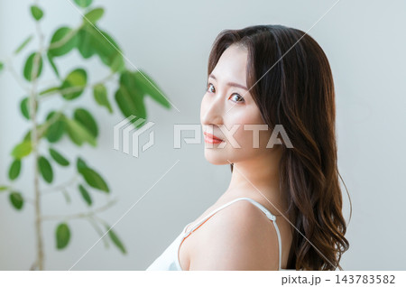 美しい横顔とロングヘアが印象的な女性。美容・ナチュラルビューティー 美しい横顔とロングヘアが印象的な女性。美容・ナチュラルビューティー 143783582