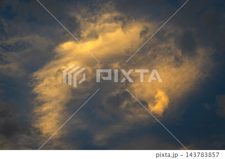 夕陽に染まる彩雲 夕陽に染まる彩雲 143783857