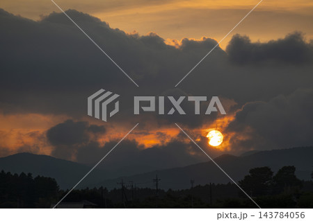 山向こうに沈む夕陽 山向こうに沈む夕陽 143784056