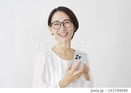 スマホを使うミドル女性　白背景 143784690