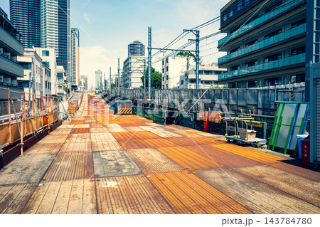 東京 雑司ヶ谷 地下トンネル工事 覆工板と高層マンション 2026.07　a-3 暖色寒色強調 143784780