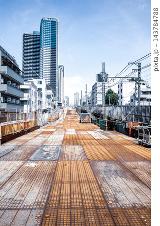 東京 雑司ヶ谷 地下トンネル工事 覆工板と高層マンション 2026.07　b-5 クールカラー 143784788