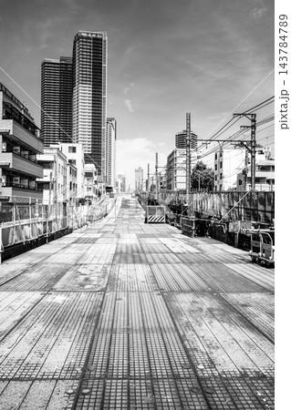 東京 雑司ヶ谷 地下トンネル工事 覆工板と高層マンション 2026.07 b-6 モノクロ 東京 雑司ヶ谷 地下トンネル工事 覆工板と高層マンション 2026.07 b-6 モノクロ 143784789