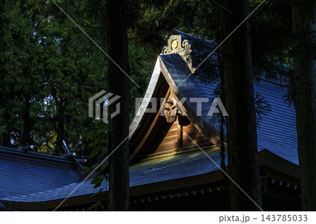 神社の屋根を照らす夕陽 神社の屋根を照らす夕陽 143785033