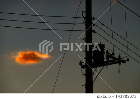 電柱のシルエットと彩雲 143785073