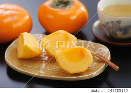 美味しそうな柿 143785120