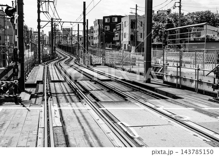 東京 雑司ヶ谷 地下工事中の都電荒川線踏切 鬼子母神前へ 2026.07　モノクロ 143785150