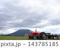 羊蹄山バックにトラクター 羊蹄山バックにトラクター 143785185