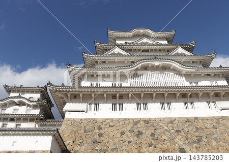 青空と白雲をバックに威風堂々の国宝姫路城 143785203